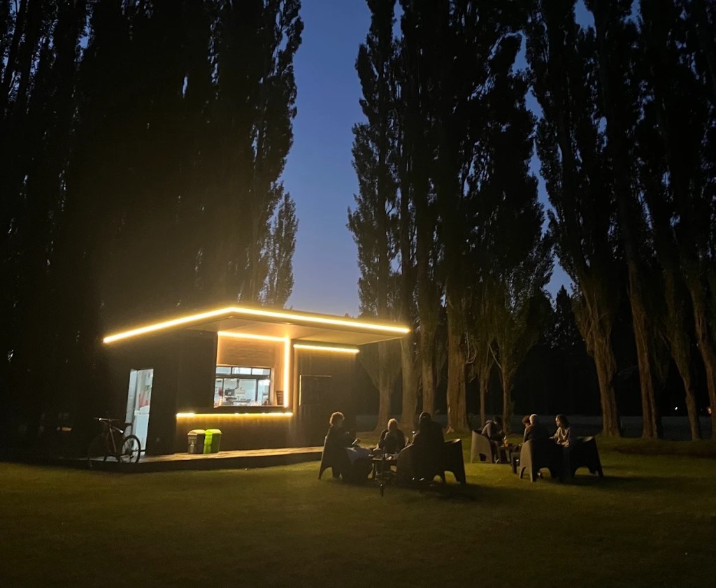 Belek Food Truck de noche en Dos Valles