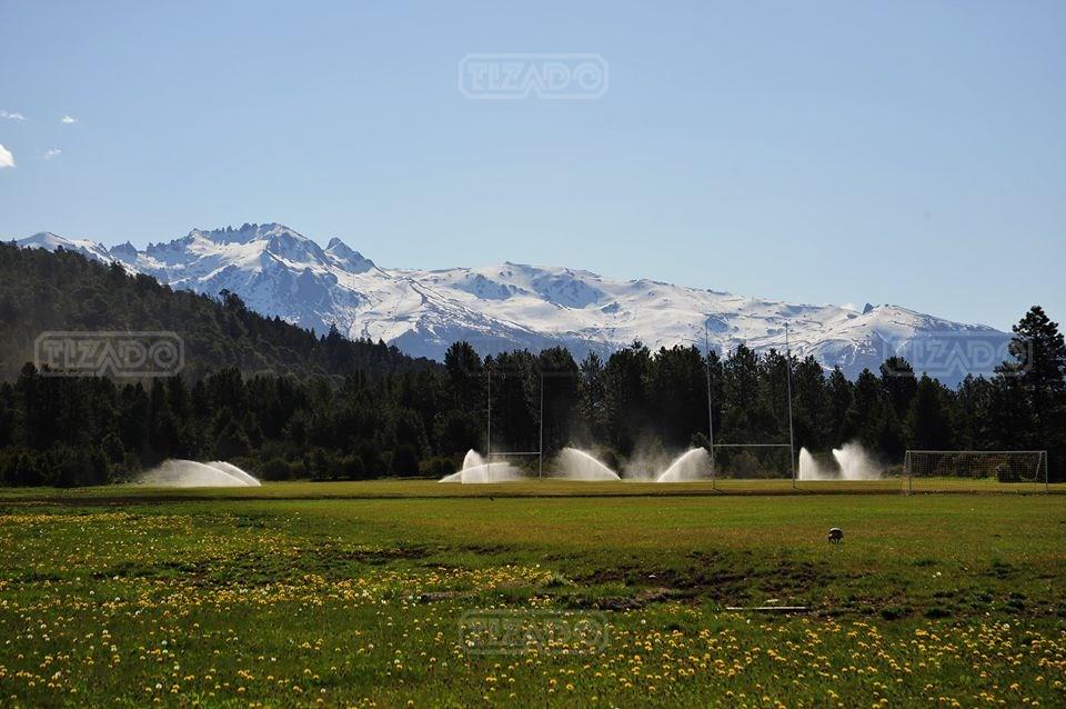 Canchas de rugby y fútbol con vista a la montaña
