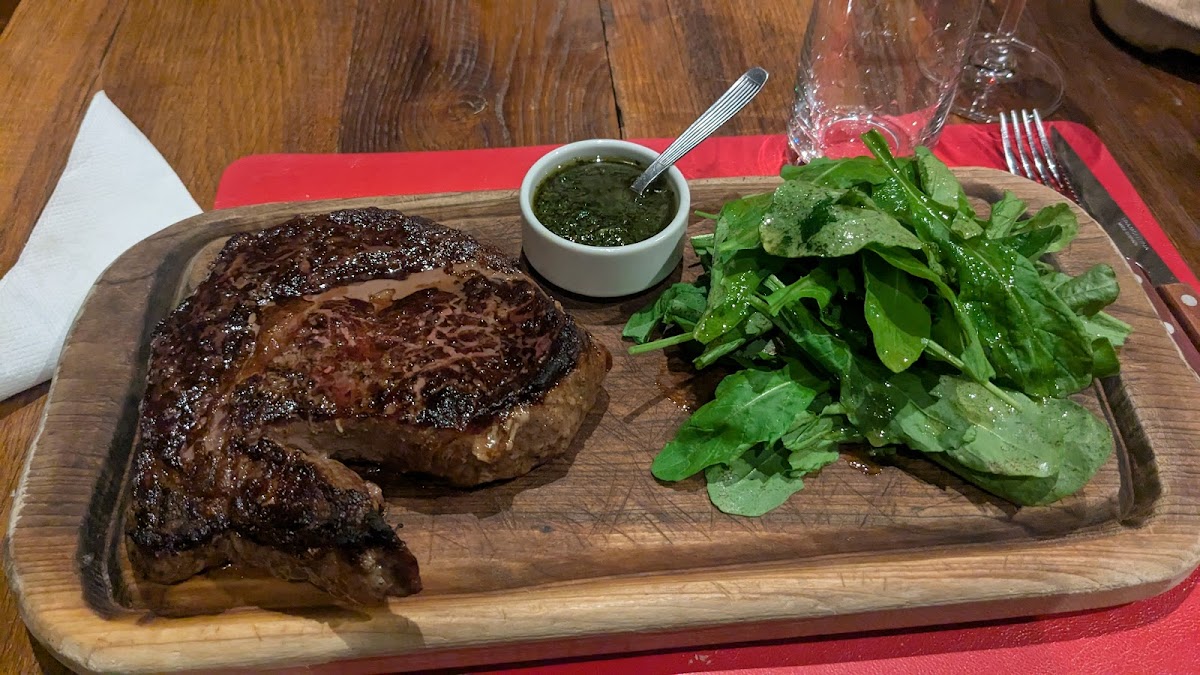 Bife de chorizo con rúcula y chimichurri en La Salamandra