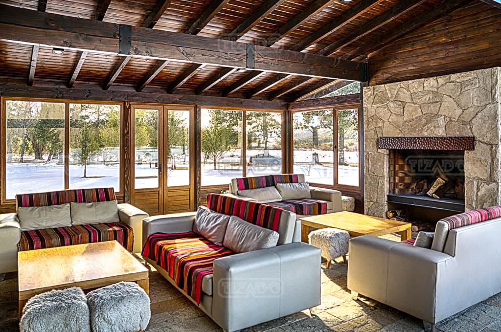 Salón de relax con hogar a leña